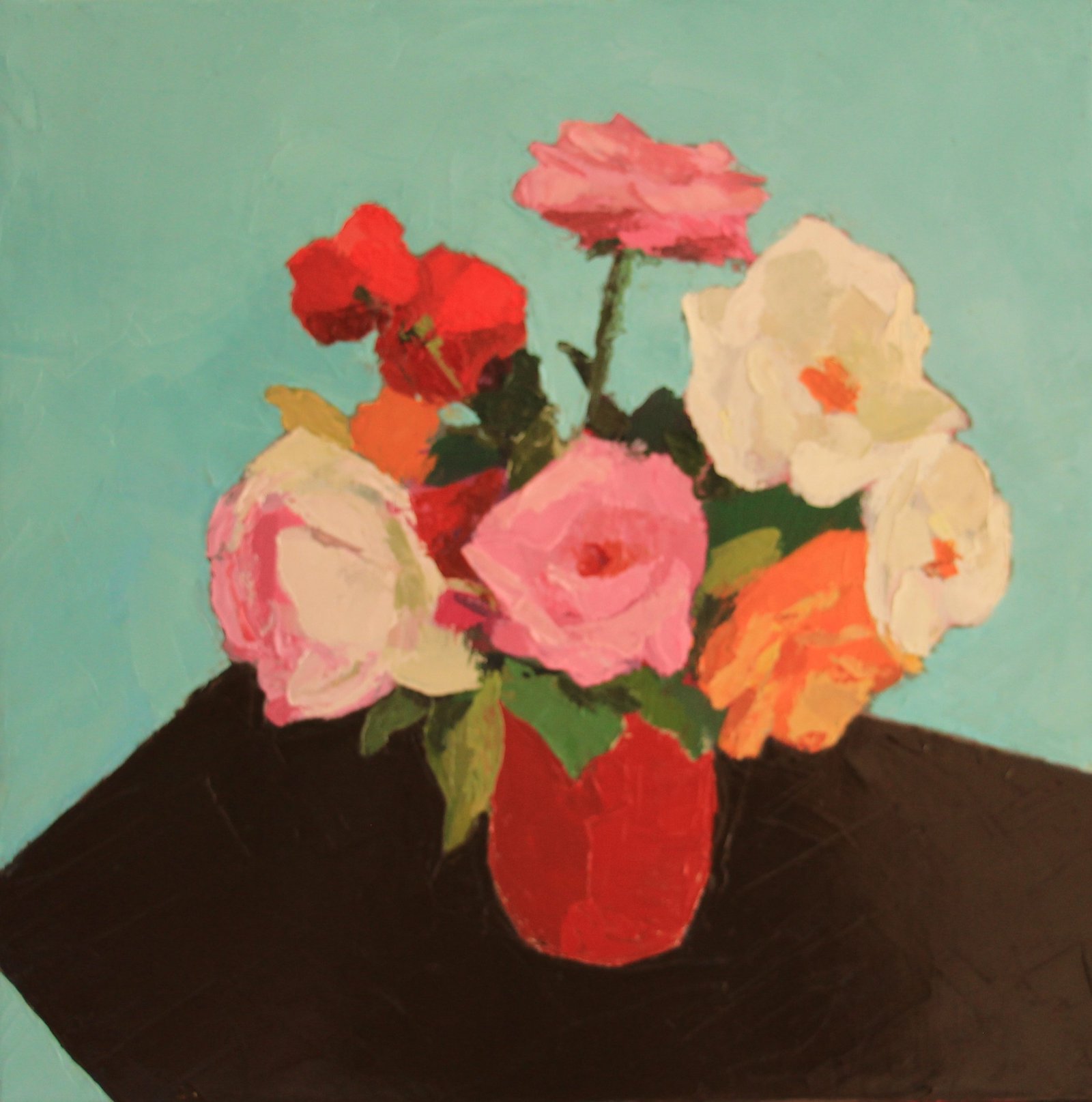 Bouquet de roses au vase rouge